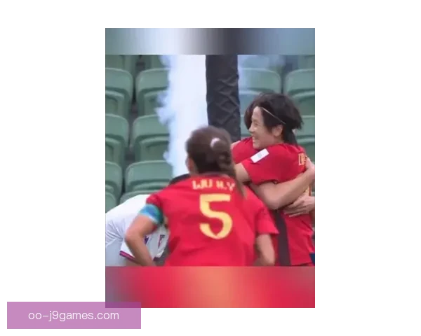 姆巴佩被提前换下后走上看台与母亲亲密互动引关注